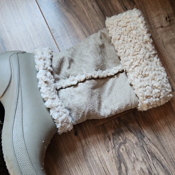 CROCS Women's Beige Fleece-Lined Clogs Shoes - Picture 6 of 15